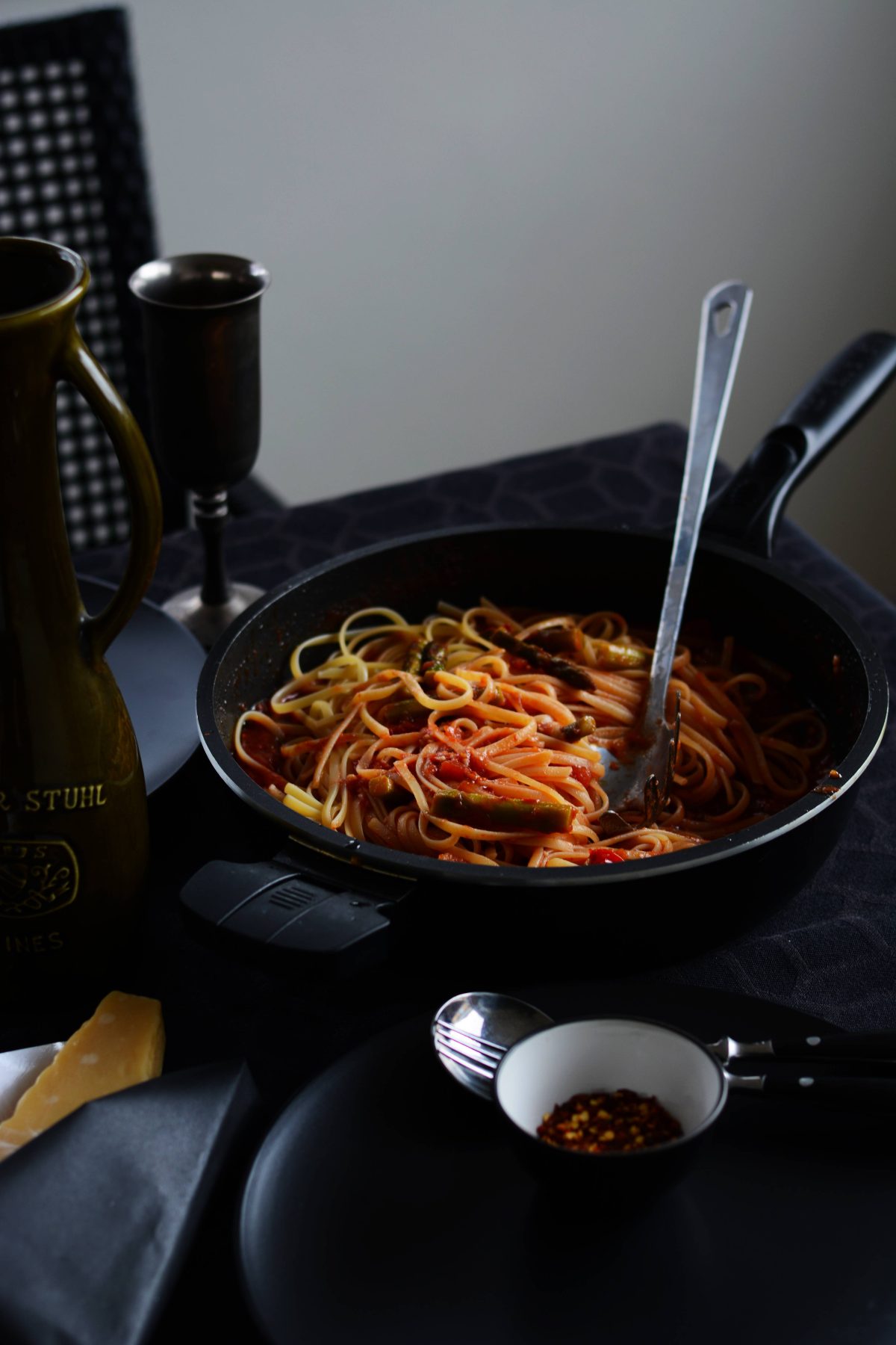 Linguine with Asparagus and Tomato - Meatless Monday cannot get more delicious - thespiceadventuress.com