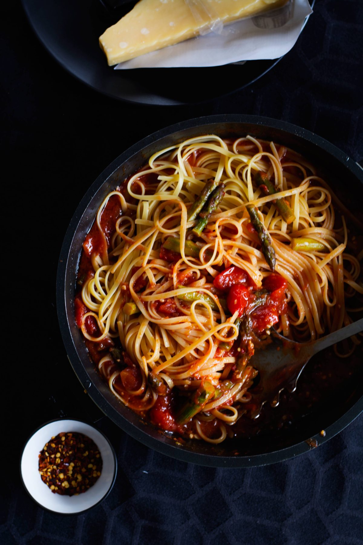 Linguine with Asparagus and Tomato - Meatless Monday cannot get more delicious - thespiceadventuress.com