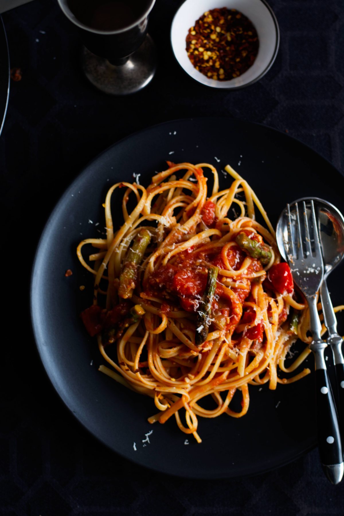 Linguine with Asparagus and Tomato - Meatless Monday cannot get more delicious - thespiceadventuress.com