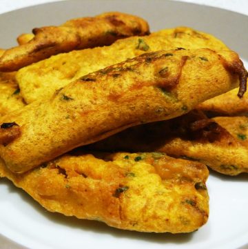 Milagu Bhajji (Chillies fried in Chickpea flour batter) - thespiceadventuress.com