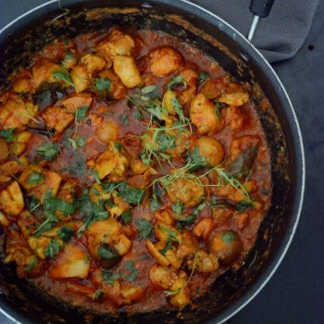 Indian chicken curry in black pan