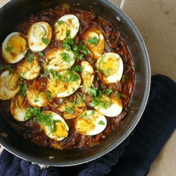 Masaaledar Anda - a quick and simple egg onion masala which is perfect for weekday meals - thespiceadventuress.com