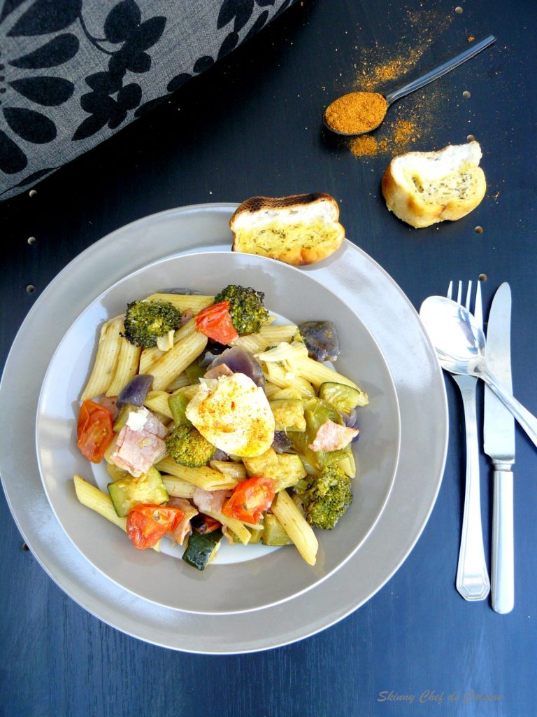 Pasta with ham, egg and vegetables served with garlic bread