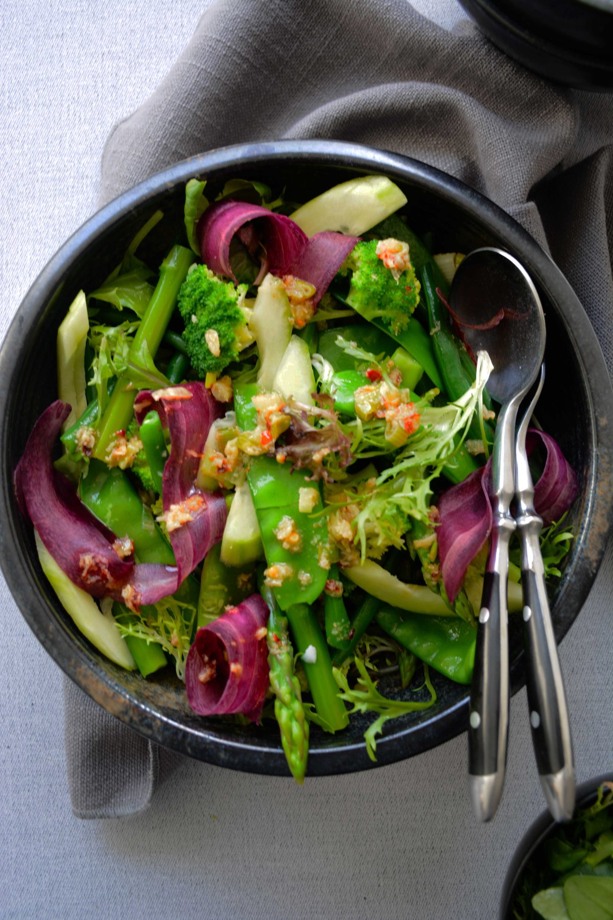 Spicy Green Salad - a hint of spice for tons of flavour - thespiceadventuress.com