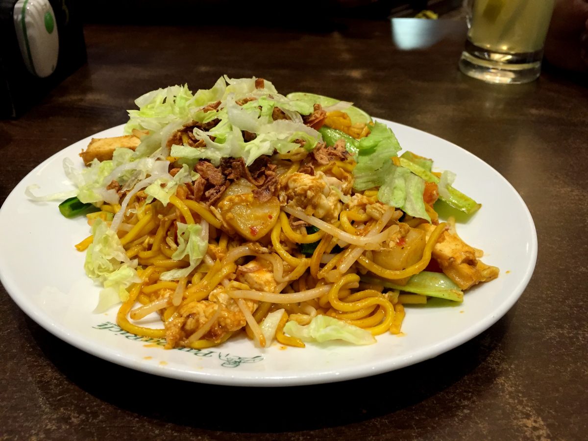 Pappa fried mee (wok fried noodles with prawns, potatoes,tomatoes, egg, bean sprouts) $11.90