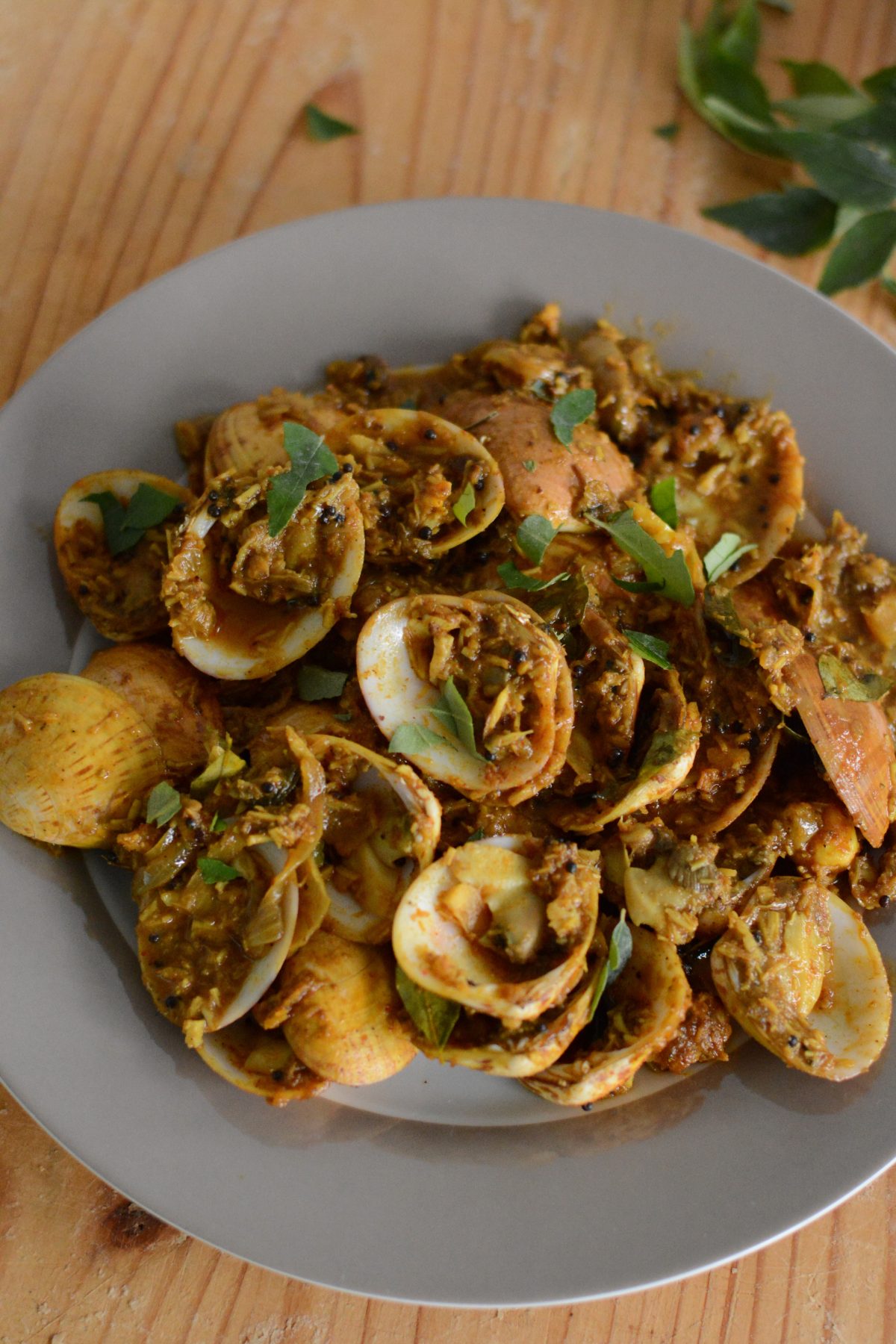 Kube Sukkhe (Mangalorean style Spicy Clams Sukka) - a traditional seafood preparation from the Protestant Christian community of Mangalore - thespiceadventuress.com