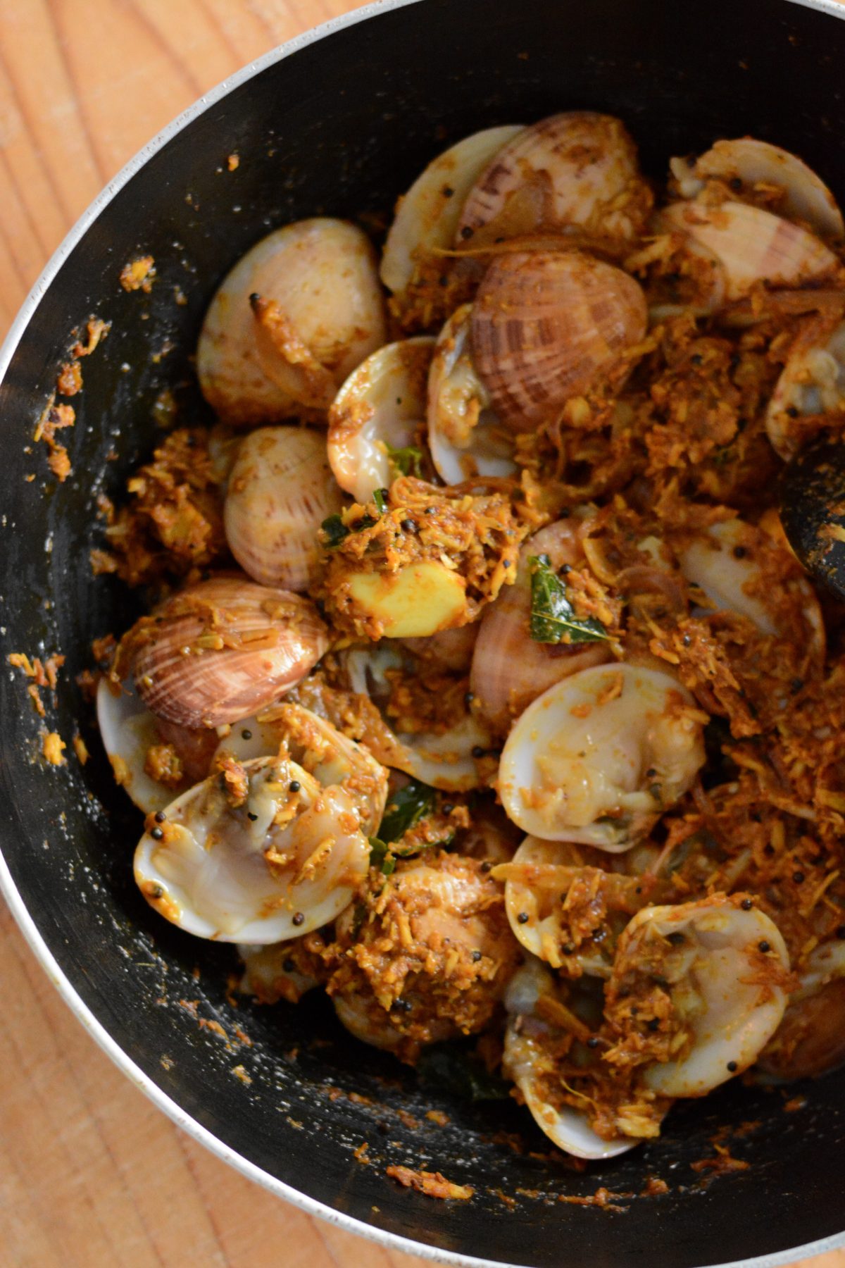 Kube Sukkhe (Mangalorean style Spicy Clams Sukka) - a traditional seafood preparation from the Protestant Christian community of Mangalore - thespiceadventuress.com