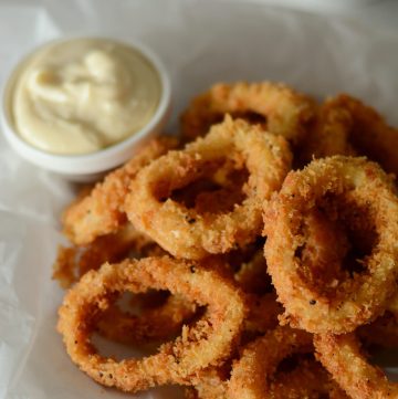 Fried squid rings with mayo on the side