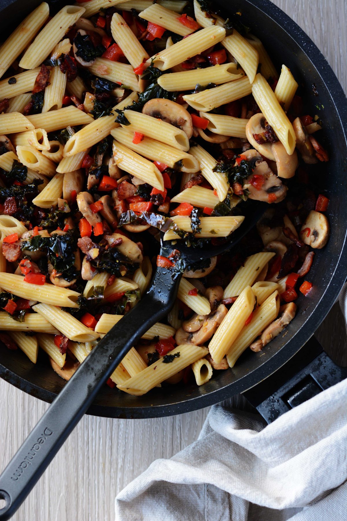 Pasta with Kale, Bacon and Mushrooms - thespiceadventuress.com