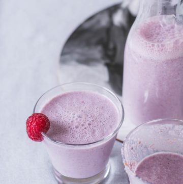 Oats and berry smoothie in glass