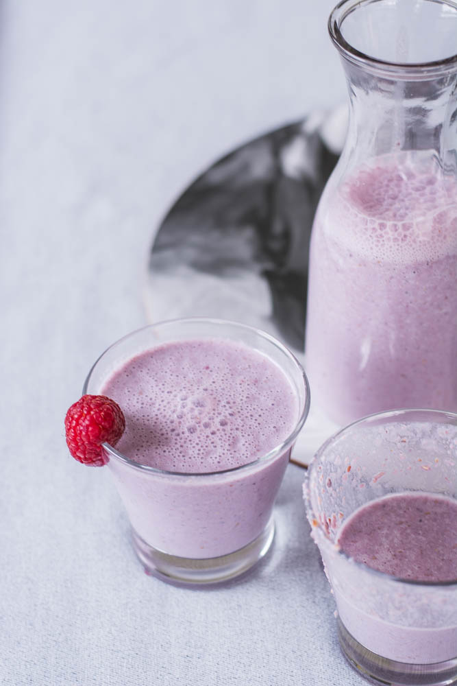 Oats and berry smoothie in glass