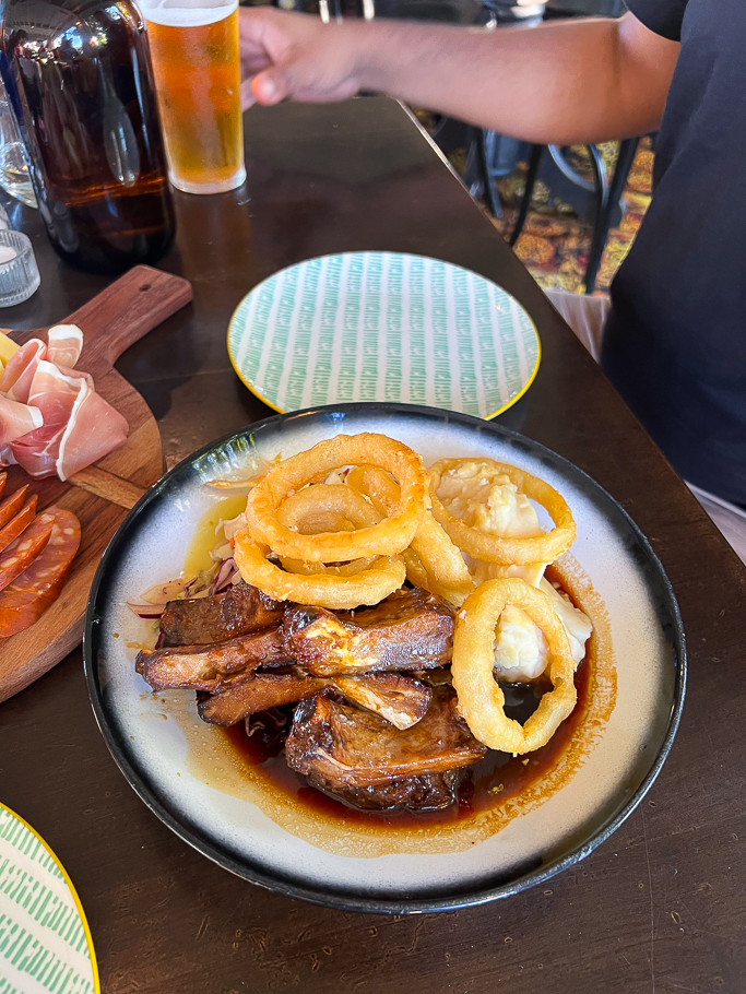 pork ribs with onion rings